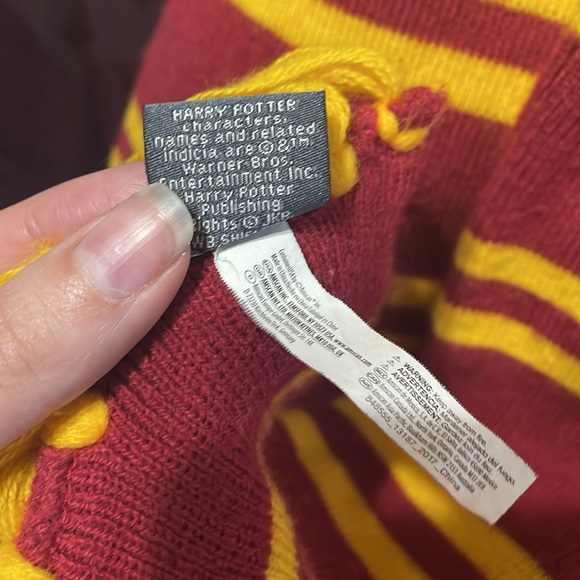 3/$20 Lot of Two Identical Harry Potter Gryffindor Crest Scarves - Picture 6 of 8